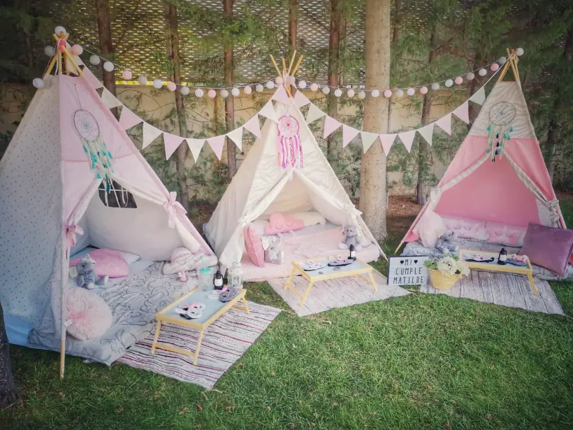 Decoración de comunión con tipis y picnic infantil en Zaragoza