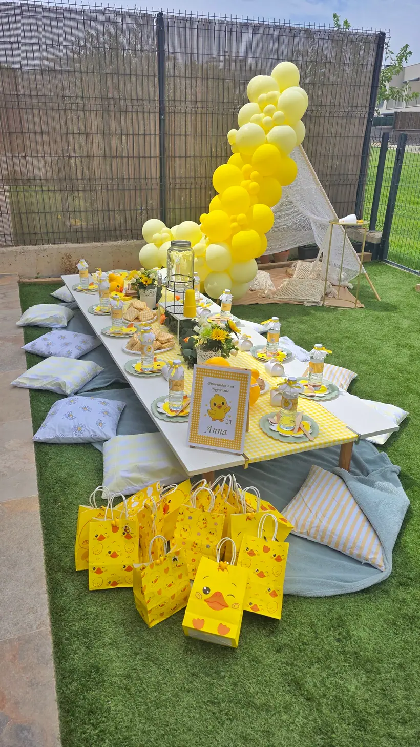 Decoración de cumpleaños infantil con tipis, mantas y luces en Zaragoza