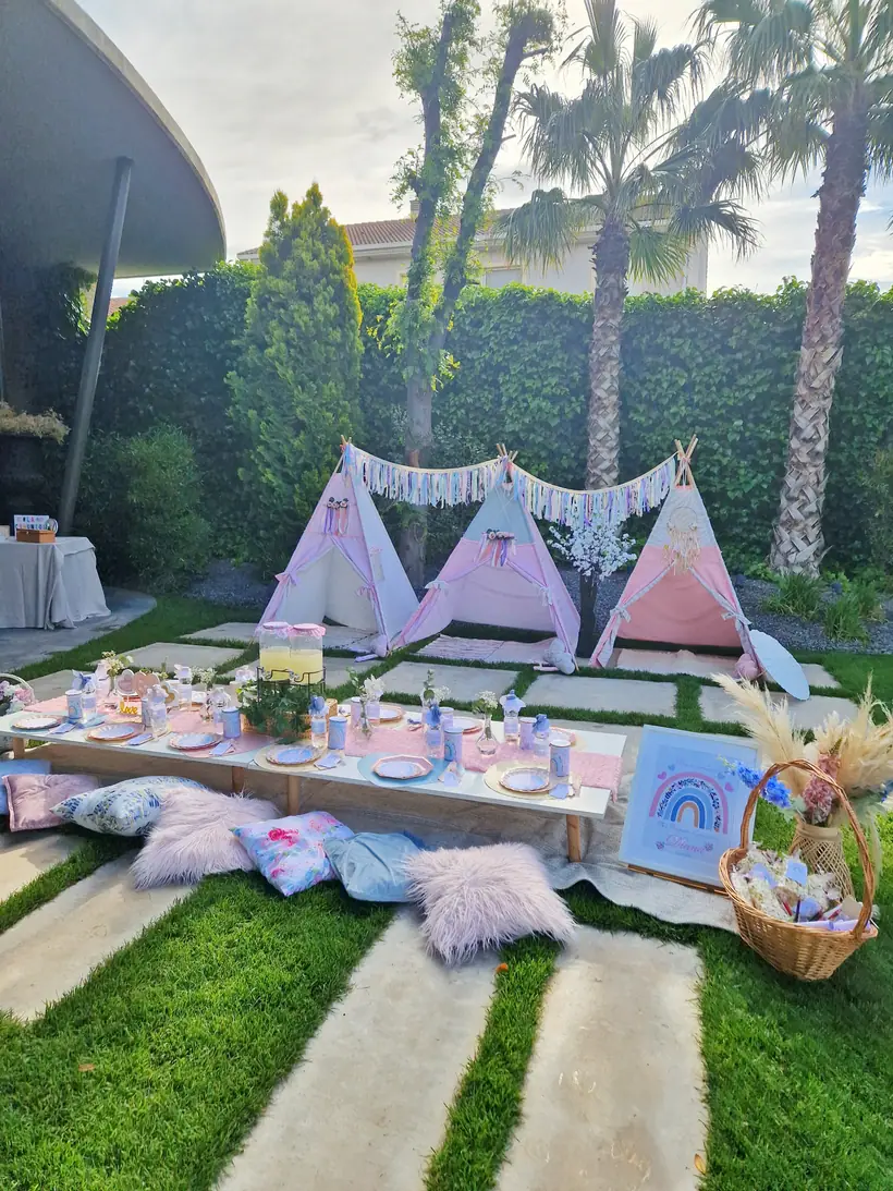 Zona infantil con tipis y luces para niños en una boda en Zaragoza
