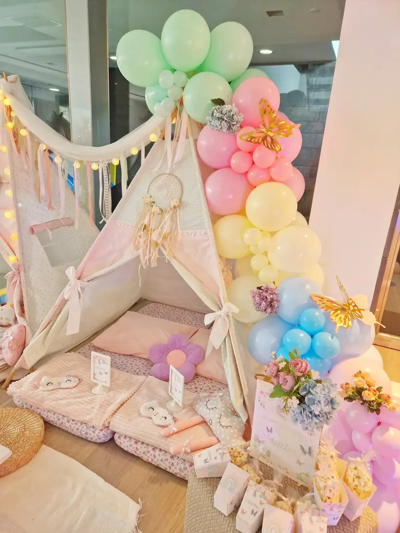 Tipi decorado con luces cálidas para una fiesta infantil de Navidad en Zaragoza