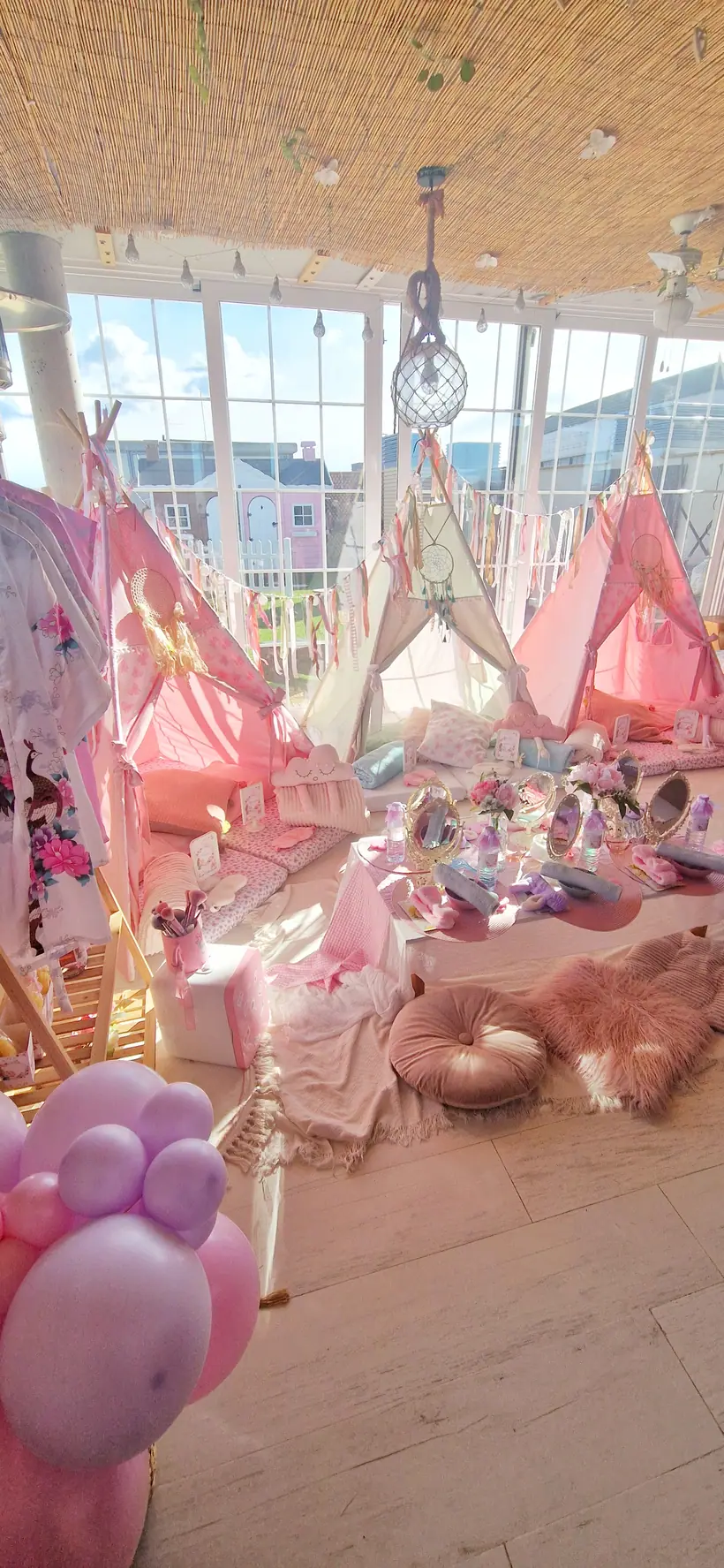 Tipis iluminados listos para una fiesta infantil en Zaragoza