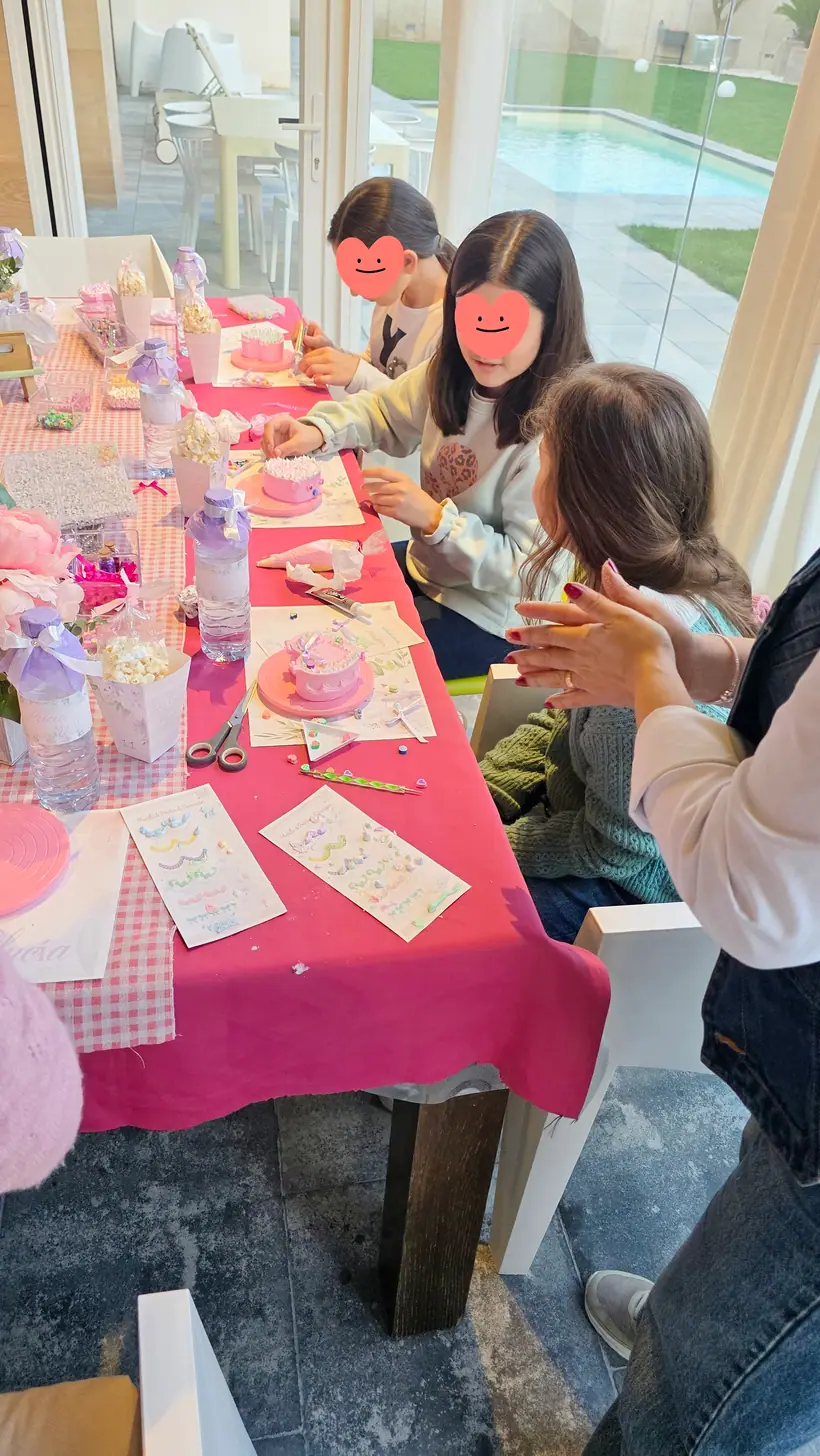 Niños en un taller creativo durante un cumpleaños en Zaragoza
