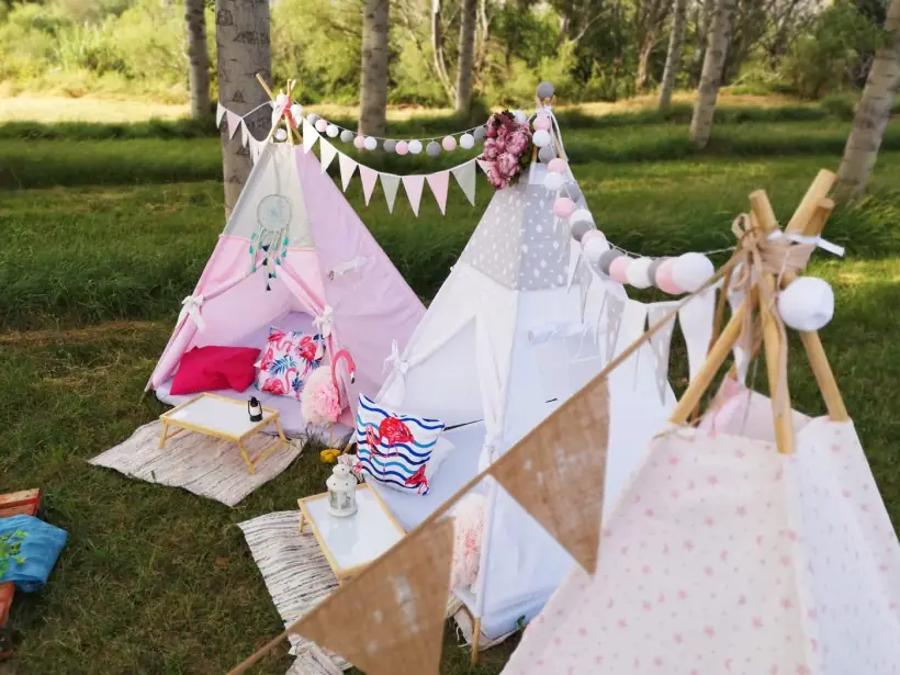Zona infantil con tipis y luces para niños en una boda en Zaragoza
