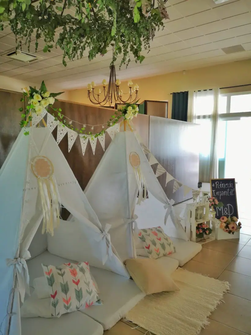 Tipi rosa decorado para fiesta de pijama infantil