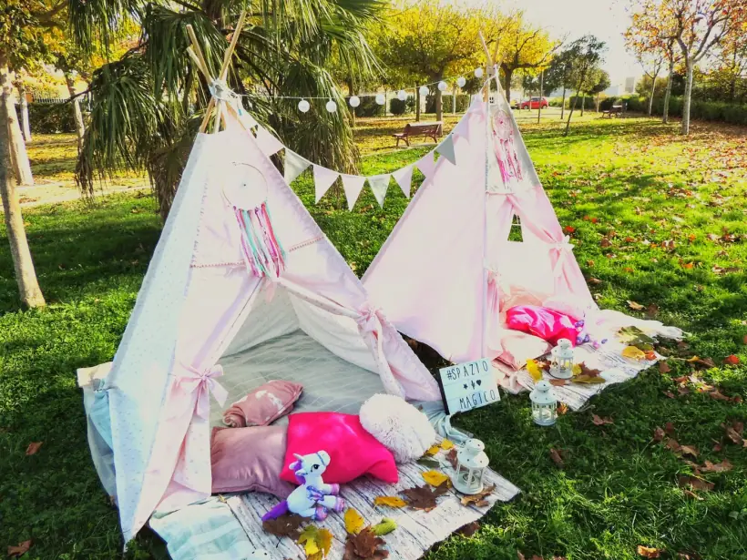 Varios tipis montados en un jardín para una fiesta